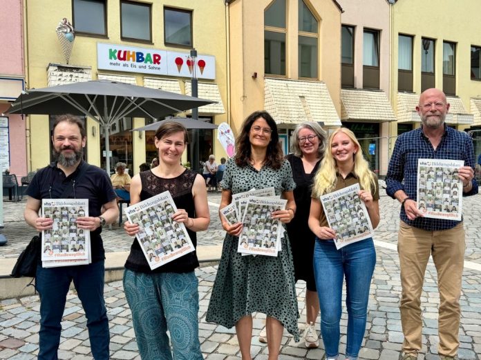 vhs-Team mit Bildungsblatt Herbst 25_unbeschnitten