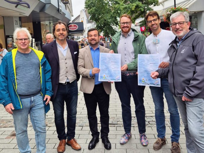 250824_UebergabeBMKanidatenAntwortenPostkartenAktionKlimatag.