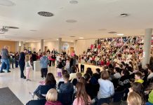 Grundschüler*innen der Albert-Schweitzer-Schule stimmen für Hüpfburgentag