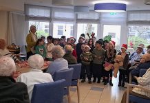 Grundschulkinder verschenkten Zeit und über 500 Weihnachtsbäumchen in Altenheimen