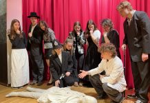 Krimikomödie mit Lokalbezug feiert im Theater am Fluss Premiere