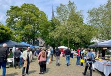 Stimmungsvolle Atmosphäre im Sonnenschein auf der Kunstmeile