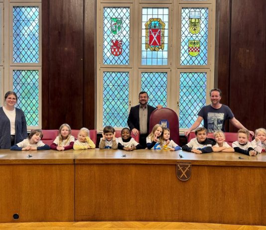 Kindergarten-Kinder der Zappelkiste besuchen Bürgermeister im Rathaus