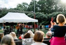 Regen wird zur Nebensache: Gelungene Premiere von „KULTUR AM BECKENRAND“ im Elsebad