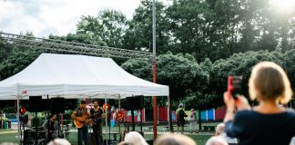 Regen wird zur Nebensache: Gelungene Premiere von „KULTUR AM BECKENRAND“ im Elsebad