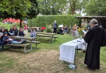 Sommerkirche endet mit Gottesdienst unter freiem Himmel